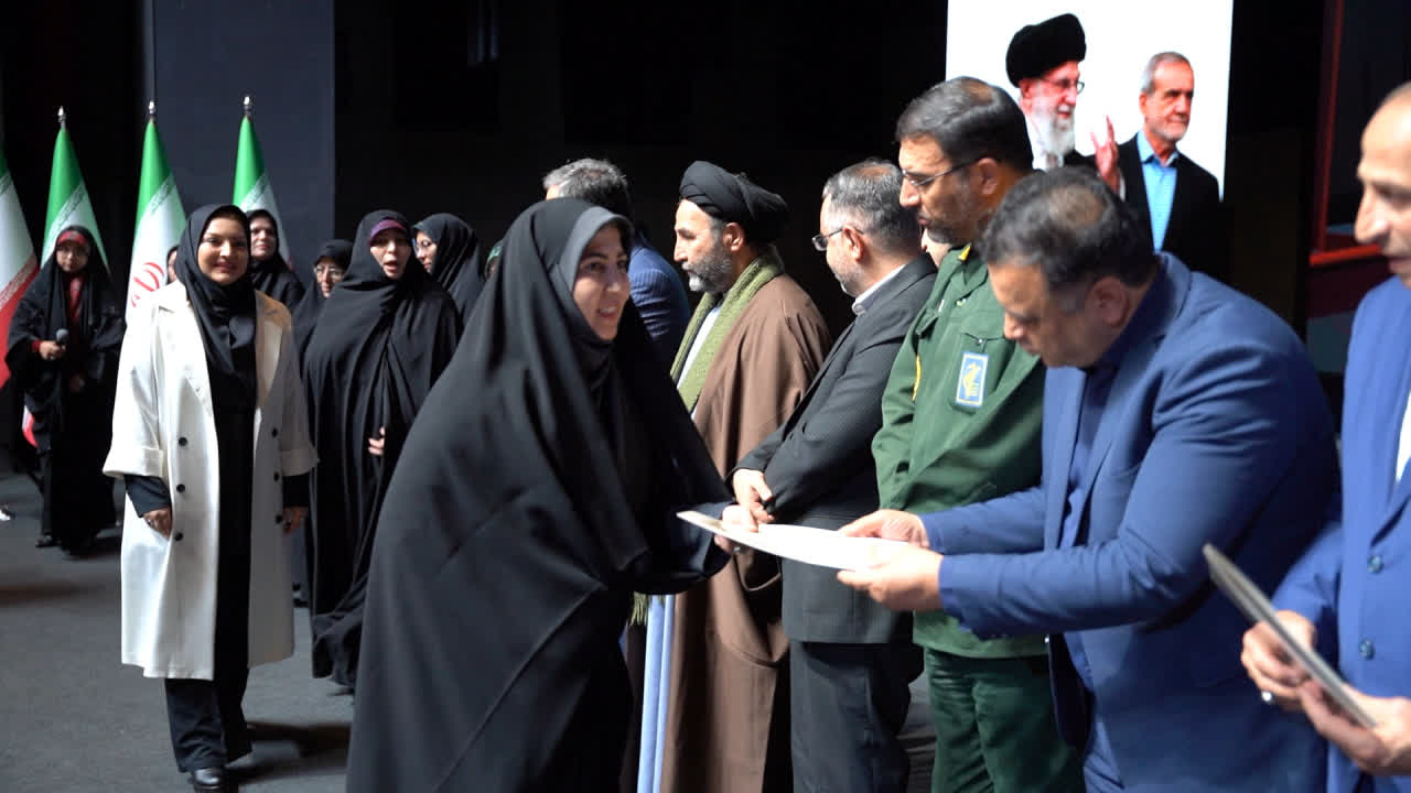 درخشش-بانوی-تاثیرگذار-معاونت-بهداشت-دانشگاه-علوم-پزشکی-استان-در-رویداد-استانی-روشنای-مهر-آذربایجان‌غربی‌